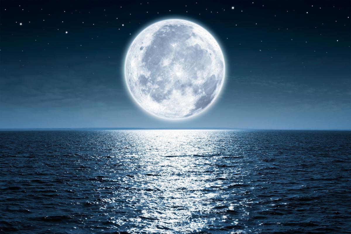 Vollmond über dem Meer